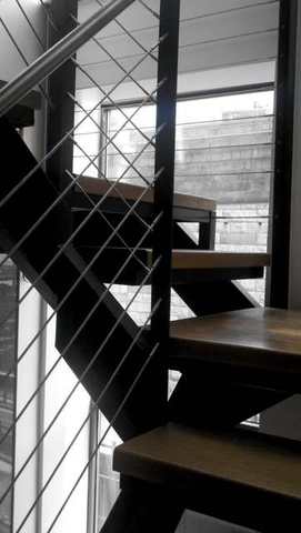 Open-riser stair with a cable rail