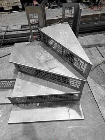 Winder pans with perforated mesh risers