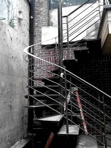 Curved rail in a brick light well